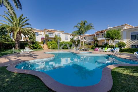 Excellent 2 bedroom apartment located in Porto de Mós, about 5 minutes from the beach, located in a gated community with swimming pool. The apartment is in excellent condition, with two generous terraces, with direct access to the pool, with large ar...