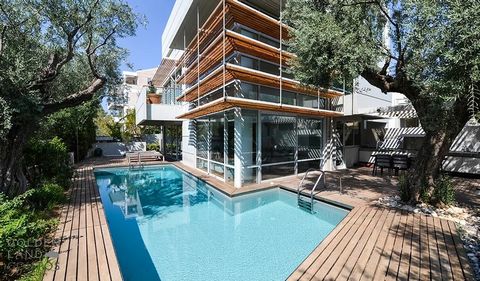 Imaginez vivre dans une villa où le luxe et le confort se rencontrent à Voula, l'une des banlieues les plus prisées d'Athènes. Avec ses 472 m² de surface habitable, cette propriété combine modernité et sophistication pour offrir un cadre de vie excep...