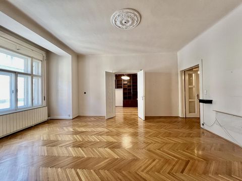 Een ruim, licht appartement staat te koop in District 6 van Boedapest, in de straat Székely Bertalan, dicht bij de Kodály Körönd en de iconische Andrássy-weg die op de werelderfgoedlijst van UNESCO staat. Het appartement is gelegen op de 2e verdiepin...