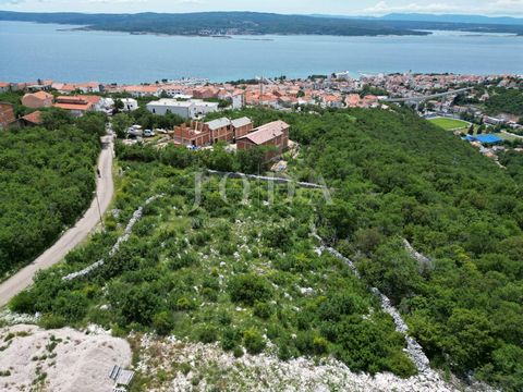 Location: Primorsko-goranska županija, Crikvenica, Crikvenica. In vendita un attraente terreno edificabile in una zona elevata di Crikvenica, che offre una splendida vista panoramica sul mare. Questo terreno, di forma regolare e con una leggera pende...