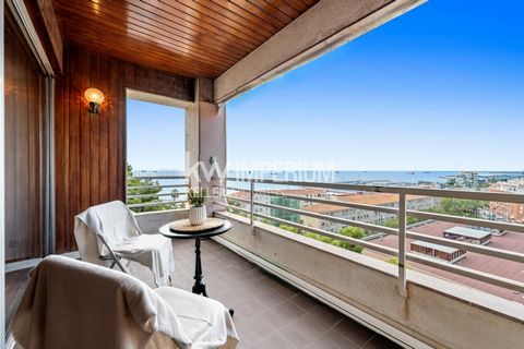 Ce bel appartement est situé dans un emplacement privilégié dans le centre-ville de Tarragone, avec une vue incroyable sur la mer.~~La propriété est située dans une rue calme avec de belles vues sur la marina et la mer, Cet appartement de 203 m² cons...