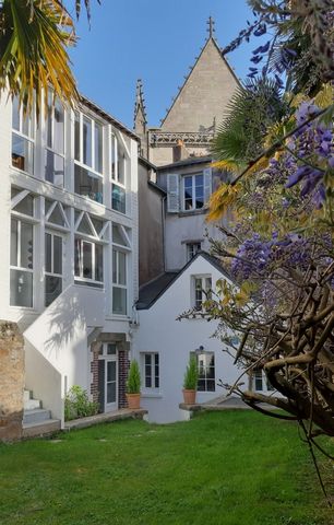 Vannes, centre historique, capifrance a sélectionné pour vous en exclusivité, ce bel immeuble de rapport. Vous découvrirez cette jolie demeure au pied de la Cathédrale ; l'entrée se faisant par une petite cour privative. Cet immeuble de caractère, da...