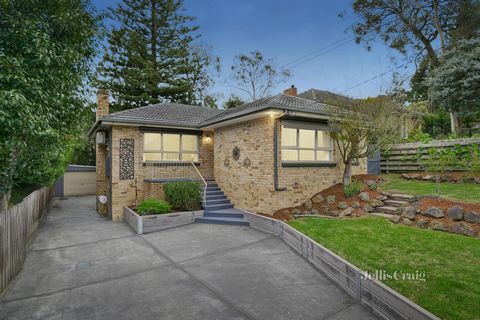 Elevata sopra la strada su un generoso isolato di 630 mq, questa casa in mattoni ristrutturata si trova all'interno di un quartiere verdeggiante tranquillo e ricercato. Dotata di una sorprendente cucina contemporanea e di un bagno aggiornato, la casa...