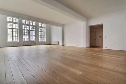 Châtelain – Gerenoveerde triplex met 3 slaapkamers + terrassen + parkeerplaats (optioneel). Het bestaat uit een inkomhal met apart toilet, een ruime lichtrijke woonkamer (+/- 100m2), een eetkamer, een volledig ingerichte Amerikaanse keuken (+/- 16m2)...