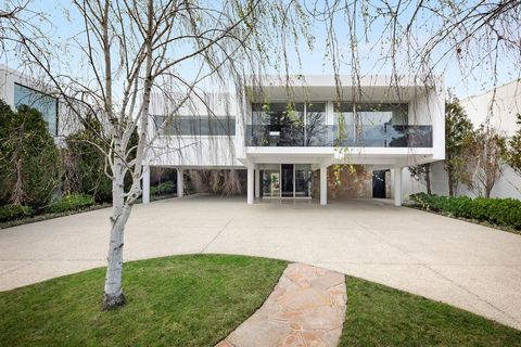 Inspections by private appointment. Outstandingly located in one of Brighton’s most renowned leafy streets, neighboured by grand estates and just moments to Bay Street, Church Street and the Beach, this architecturally striking, modernist-inspired fi...