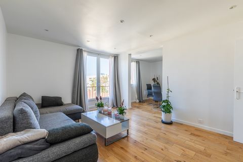 Quartier VAL-NOTRE-DAME, dans une petite copropriété, appartement 5 pièces de 76m² au 2ème étage. Cet appartement se compose comme suit : une entrée, un double séjour, trois chambres, une cuisine séparée aménagée et équipée, une salle de bains et des...