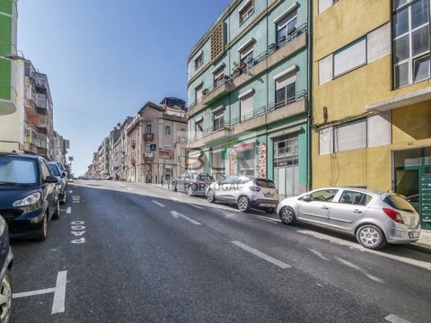 1-Zimmer-Wohnung zum Verkauf, in ausgezeichnetem Zustand, in der Rua Sampaio Bruno - Campo de Ourique. Die Wohnung befindet sich in einem 2. Stock ohne Aufzug, eingefügt in ein Einfamilienhaus. Es ist eine charmante Wohnung mit Dielenböden, Massivhol...