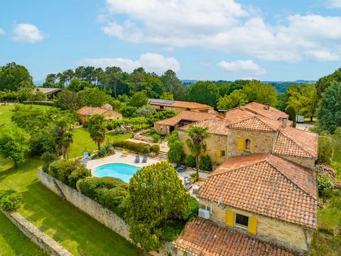 In a dominant position, at the crossroads of the Dordogne, Lot and Lot et Garonne, lies this lovingly restored equestrian property. Nestled amongst more than 20 hectares of greenery, this property offers an idyllic setting in which to develop your pa...