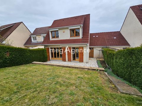 Cette belle maison familiale est située dans un quartier calme et recherché à MAGNANVILLE, proche des écoles, des commerces et de l'accès à l'autoroute A13. Elle se compose au rez-de-chaussée : d'une entrée, grande cuisine aménagée et équipée, beau s...