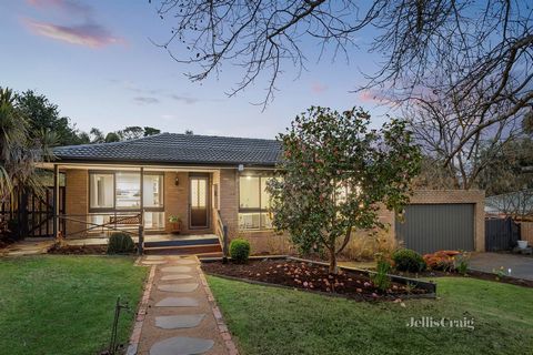 Setting the benchmark for effortless family living, this beautiful brick veneer residence is perfectly positioned in a private cul-de-sac. Offering the ideal place to raise children with a spacious single level floorplan incorporating three distinct ...