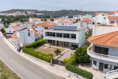 Entdecken Sie dieses gemütliche zweistöckige Haus mit 3 Schlafzimmern, gelegen in einer ruhigen Gegend von Aljezur, mit atemberaubendem Blick auf die Landschaft. Dies ist das ideale Zuhause für diejenigen, die Komfort, Ruhe und eine Verbindung zur Na...