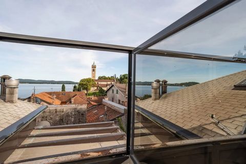 Bel appartement mansardé au troisième étage sans ascenseur dans le centre de Lesa. Il est situé dans un élégant bâtiment d'époque présentant des caractéristiques architecturales intéressantes. L'immeuble ne comprend que quatre unités. Il y a une plac...