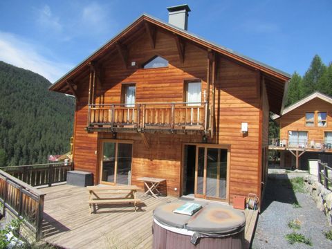 Chalet for sale in Vars in the Hautes-Alpes (05), Magnificent wooden frame chalet of 190 m² of living space completed in 2019 and located on a plot of 454 m² in a residential setting of chalet area near the shuttle bus to get you less than 5 minutes ...