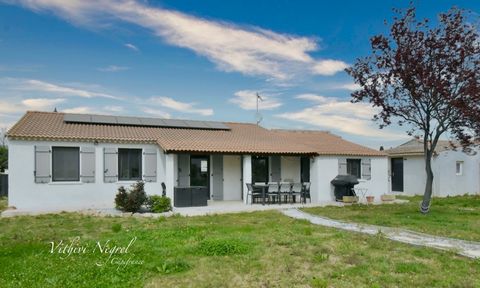 En Exclusivité à Mas Blanc les Alpilles Maison de plain-pied lumineuse, offre 95m2 habitables comprenant 3 chambres, une salle d'eau et un WC séparé. La pièce à vivre spacieuse inclut une grande cuisine ouverte, aménagée et équipée. De plus elle disp...