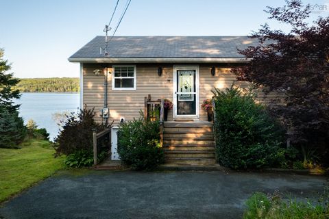 Benvenuti al 77 Candy Mountain Road, uno splendido bungalow con 4 camere da letto e 2 bagni che offre la perfetta combinazione di comfort e vita in riva al lago. Questa casa esposta a ovest cattura una splendida vista del tramonto sul lago Lawrenceto...