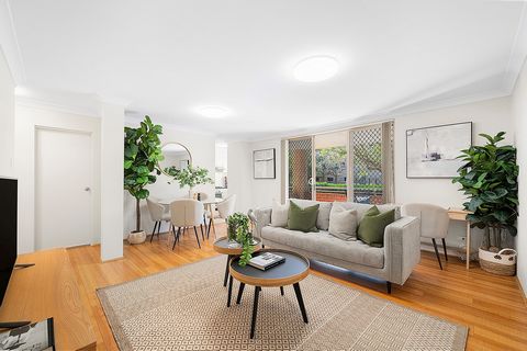 Strata Levy: $ 595 p/q circa. Restituzione del noleggio: $ 750 - $ 800 a settimana circa. Situato sul retro di uno dei complessi meglio mantenuti di Homebush Wests, questo appartamento luminoso e spazioso offre un'eccezionale opportunità di stile di ...