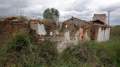 Monte Alentejano localizado na zona da Serra de Montargil. A casa de 122 m2 encontra-se em ruínas, tem vista privilegiada para a Barragem e campo. O terreno com 1,6 hectares, possuí alguma cultura arvense. Água da rede e electricidade junto ao terren...