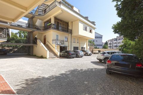 APPARTAMENTO DI AMPIA METRATURA CON DOPPIO GARAGE Nel cuore del quartiere Murialdo, in Via dei Monti cimini, vi proponiamo un ampio appartamento situato al primo piano e mezzo di una piccola palazzina con effettuato il bonus facciata. Questa abitazio...