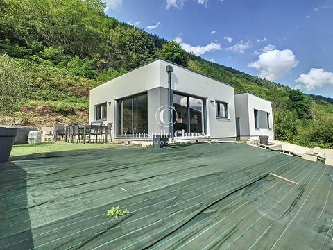 En EXCLUSIVITE dans votre agence Christelle Clauss Immobilier de Sélestat, venez découvrir cette maison plain-pied récente de 2022, d'une surface de 103 m2 habitables située dans la charmante commune de Sainte Croix Aux Mines, le tout sur un terrain ...