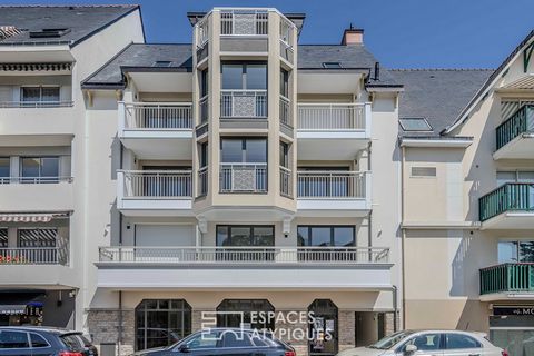 Ideally located on the third and last floor of a beautiful luxury residence with elevator, with all PRM accessibility, this new studio of 29 m2 offers a beautiful living room with cupboards extending onto a pleasant south-facing balcony. A bathroom w...