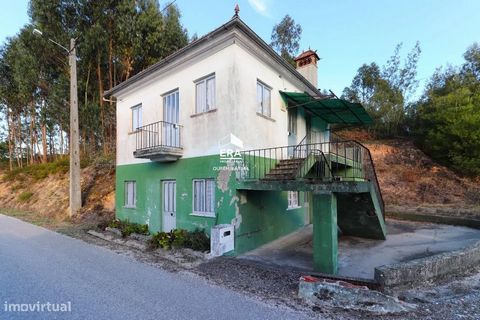 Villa met twee verdiepingen en 3 slaapkamers in een landelijke omgeving. De woning op de begane grond bestaat uit een slaapkamer, keuken en woonkamer in open ruimte met open haard en een badkamer buiten. Op het niveau van de eerste verdieping en met ...