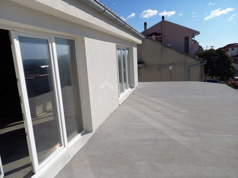 Location: Šibensko-kninska županija, Šibenik, Grad. ŠIBENIK - Appartamento su due piani nel cuore di Šibenik: un'opportunità ideale per investitori o famiglie Presentiamo con orgoglio questo spazioso appartamento su più livelli situato nella bellissi...