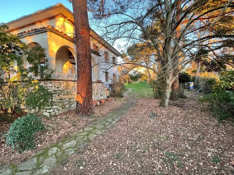 Maryline Sanglier vous présente cette maison de 1960 édifiée sur 2 niveaux et un sous-sol intégral, au centre de Balma sur une parcelle arborée de 1200m². La maison est composée, au rdc d'une vaste entrée avec placards, d'un grand séjour salle à mang...