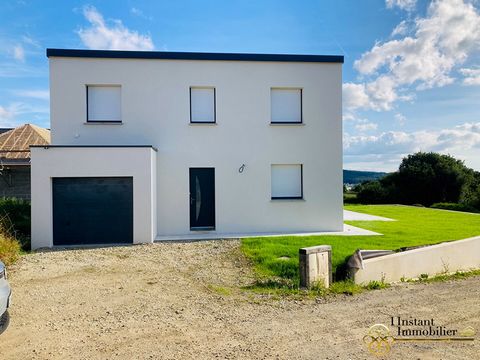 En exclusivité aux portes de LANDERNEAU, dans un petit hameau tranquille sur la commune de PLOUEDERN, imaginez rentrer dans cette maison neuve de 123 m2, vous n'aurez qu'à poser vos valises et à profiter de tout le confort d'une habitation réalisée a...