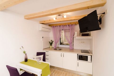 Le Lavender Garden Apartments est un hébergement indépendant situé à l'intérieur des remparts de la ville de Dubrovnik.L'établissement dispose de 5 logements.Un lit bébé est fourni.Ce studio confortable est situé au rez-de-chaussée et dispose d'une c...