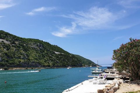 Apartments La Luna are located in Mokošica, a settlement situated round 8 km northeast of Dubrovnik. During Dubrovnik Republic, noble families had their summer houses there. This location is perfect for guests who love to enjoy the sun and the sea, b...