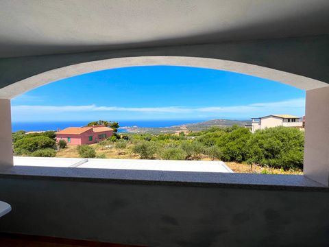 PADULEDDA (SS) (Code PAD-BILO-MAR) Wir bieten in La Paduledda eine Wohnung mit fantastischem Meerblick zum Verkauf an Das Anwesen befindet sich im ersten Stock einer kleinen Terrasse und besteht aus einer Eingangshalle, einem Wohnzimmer mit Küchenzei...