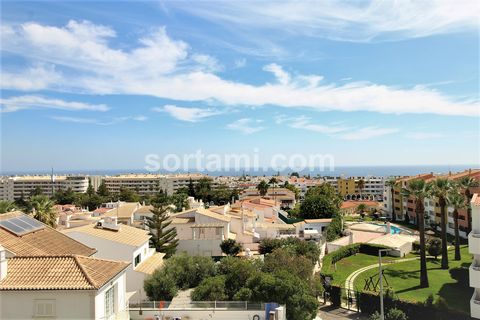 Fantastique appartement de deux chambres avec vue sur la mer à Albufeira! Venez découvrir ce fantastique appartement avec vue sur la mer à Albufeira, situé dans une copropriété privée avec ascenseur. Bénéficiant d'un excellent emplacement, cet appart...