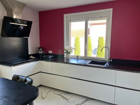 Chalon district St Jean des Vignes, beautiful villa on semi underground basement offering all the house on the same level, with an area of 162 m2, good quality services, including, hall of 18 m2 distributing the day and night space, equipped kitchen ...