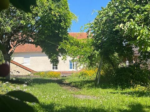 Maison d'environ 225m², elle se compose d'une entrée, vaste salon-séjour avec une belle cheminée, ouvrant sur une terrasse et un jardin exposés plein sud, salle à manger, cuisine équipée, buanderie, palier, quatre chambres, salle de bains, grande piè...