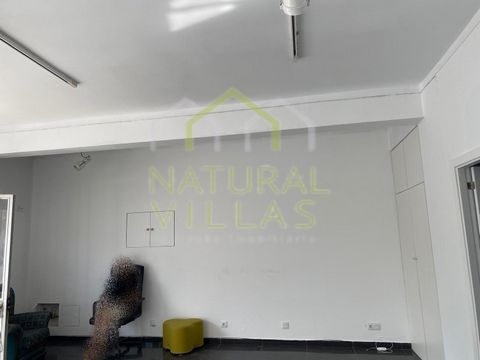 Commercial space in excellent condition with great natural lighting and privileged location. This ground floor commercial space, located just 400 meters from the main avenues in the city of Olhão, is in excellent condition and with remarkable natural...