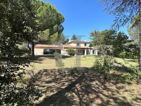 Villa à vendre Région Gordes Visite virtuelle disponible sur notre site Internet. Dans un écrin de verdure, cette villa d'environ 232 m² a été rénovée avec des prestations de qualité. Elle se compose au rez-de-chaussée une grande pièce de vie lumineu...