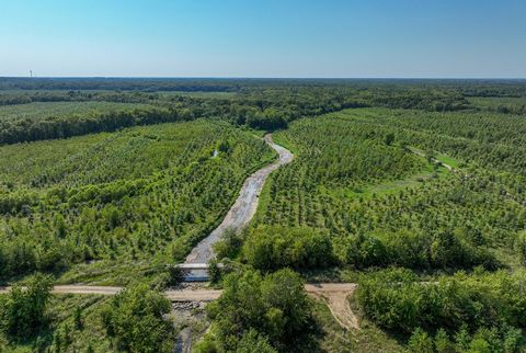 Located in Clay County, Illinois, this 2,014-acre property is a prime investment with natural beauty and renowned for big buck hunting. The multiple access points, well maintained trail system, Little Muddy Creek flowing throughout makes this a haven...