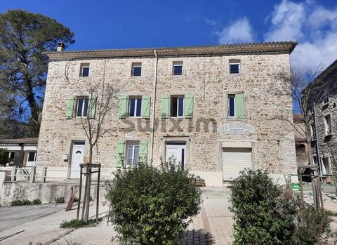 Coup de cœur ! Venez découvrir cet immeuble de 1841 d'environ 405 m2 vous offrant la possibilité de faire une grande maison familiale ou plusieurs appartements avec un beau rendement locatif ( une partie est encore à prévoir en travaux. - Plusieurs e...