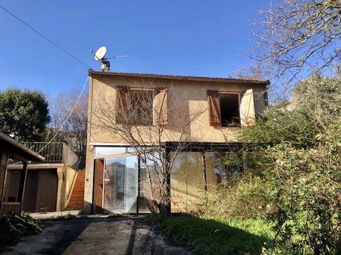 This pretty little house is split into 2 levels both with a separate entrance. On the garden level one can park on the drive in the garden and enter through a sun lounge into an open planned living/kitchen area, there is a bedroom to one side and som...