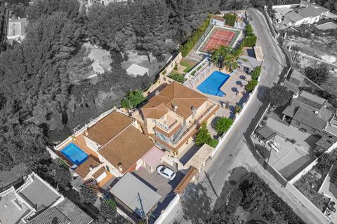 Cette propriété se compose dun chalet de luxe et de deux maisons jumelées. Le chalet et les deux maisons ont une terrasse avec piscine privée et sont situés sur un terrain de 2600 m2 avec des vues panoramiques sur Montgó et la mer. Le chalet se compo...