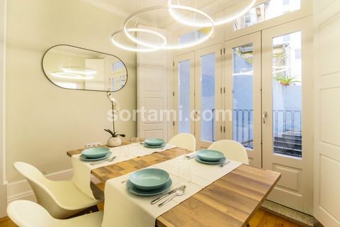 Appartement d'une chambre au centre-ville de Porto. Appartement d'une chambre avec permis d'hébergement local, comprenant un incroyable salon et salle à manger, une cuisine équipée, une chambre avec placard et une salle de bain. Sur les rives du fasc...