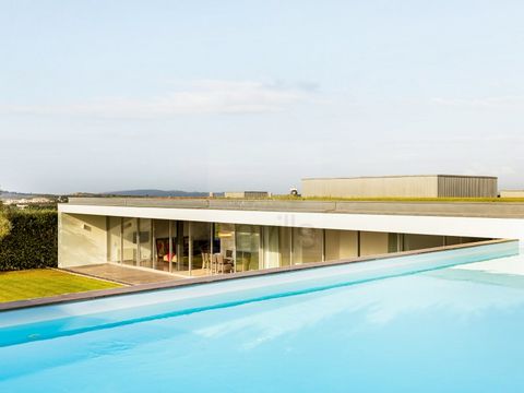 A apenas 1 hora de Lisboa, no Bom Sucesso Resort surge esta ampla e bastante luminosa moradia cuja arquitetura é assinada pelo prestigiado Arquiteto Souto Moura, galardoado em 2011 com o prémio Pritzker e em 2018 com o Leão de Ouro na Bienal de Venez...