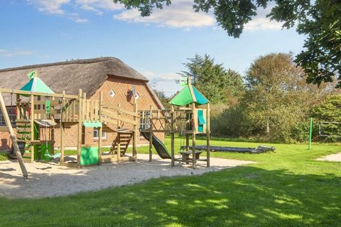 Dieses 1992 erbaute und 2010 renovierte Poolhaus liegt auf einem 5.000 m² großen Naturgrundstück mit guten Parkmöglichkeiten. Den Kindern stehen ein Spielturm, ein Trampolin und ein Beachvolleyballfeld zur Verfügung. Auf der Terrasse stehen Gartenmöb...