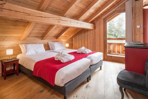 Le chalet au mobilier moderne est situé à l'extrémité sud du village principal, juste à côté de la route qui mène au centre du village. Le centre ville de L'Alpe d'Huez, à seulement 5 minutes à pied du chalet, et la proximité des pistes raviront les ...