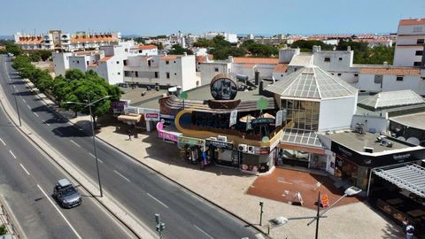 Bar / Restaurante en el corazón de Oura en Albufeira listo para abrir. Junto al famoso semáforo de Oura, un lugar de excelencia por su céntrica ubicación. Totalmente equipado y reformado, cuenta con una fantástica terraza orientada a la Avenida dos D...