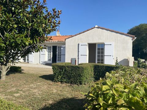 Located 1km from the city center of LONGEVILLE SUR MER and 4km from the beach, at the start of the cycle paths, this charming single-storey house offers a living area of 87m2, offering a spacious kitchen and living room area of 43 m2, ideal for recei...