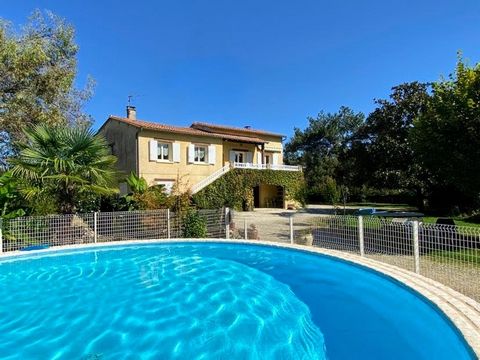 Maxime MINOLA vous propose cette maison de caractère situé dans un endroit calme d'Excideuil à 5 minutes à pieds de toutes commodités. Cette maison est composée d'un salon-salle à manger avec son insert à bois, d'une cuisine, d'une salle d'eau, wc in...