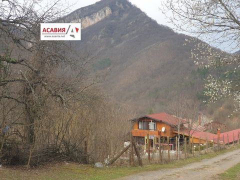 Aanbieding 18096 - ... Wij bieden een nieuw gebouwd gezellig huis in het hart van de Teteven Balkan op de weg naar Ribaritsa. Het huis bestaat uit: drie slaapkamers, woonkamer met keuken, woonkamer; badkamer met toilet; Groot overdekt terras en twee ...