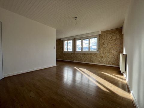 L'Agence ImmoReecht vous propose, dans une copropriété bien entretenue situé rue Lapostolest à BELFORT, cet appartement T4 de près de 80m2 'Loi Carrez'. Le bien, situé au dernier étage, est composé d'uen entrée avec placard desservant une grande et l...