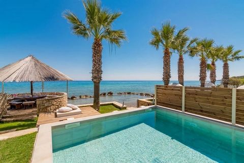 Situada en un pintoresco entorno frente al mar, ofreciendo un tranquilo retiro, esta villa totalmente amueblada y equipada, distribuida en dos plantas, presenta elegantes interiores en tonos azules y blancos, diseñados para la relajación. Con una sup...